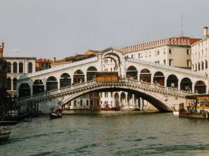 Wandeling Een wandeling door Venetië. Langs kanalen, kerken, paleizen, kleine huisjes en dure winkels