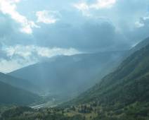 113_1356_G Andorra - Gevecht tussen zon en onweer geeft een hemels lichtspel