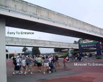 08DMKA_Binnen_monorail_ferry_entrance Eenmaal binnen kan je kiezen: ferry of monorail