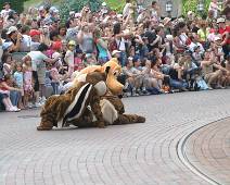 125_2506_E Disney Parade - En nu ligt Goofy over de grond te rollen met Knabbel en Babbel!