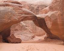 161_6149_E Campground: Sand Dune Arch ligt volledig verborgen tussen de rotsen, maar toch heeft de wind hem kunnen maken