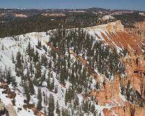 166_6688_E Bryce Canyon: tussen de sparren kan de sneeuw nog stand houden