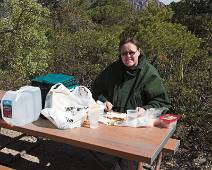 151_5112_E Chiricahua NM: Tijd om te ontbijten, op 2100 meter met straffe bries uit het Westen