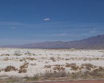 152_5212_E Saltflat Basin: Je waant je in Death Valley maar daar is er nog minder groen