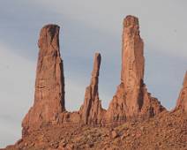 158_5891_E Monument Valley: Drie zusters