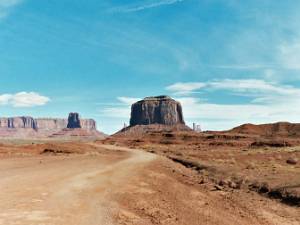 Scenic Route Er zijn verschillende mogelijkheden om Monument Valley te verkennen, te voet, te paard, ...