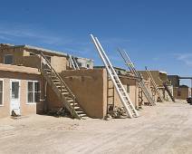156_5669_E Skycity: Typische pueblo huizen aangepast aan de huidige smaak. Je moet via de ladder naar boven om binnen te kunnen.