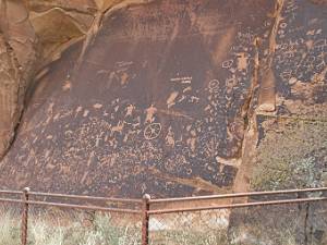 Newspaper Rock SP Aan de rand van Canyonlands NP vind je een klein staatspark met eeuwenoude rotsschildering