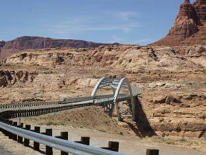 Utah 95 Zichten langs Utah State Route 95 - langs Natural Bridges NM , Colorado rivier, Capitol Reef NP
