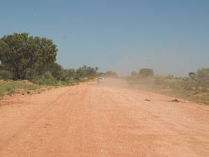 Merengee Loop Je kan langs twee wegen van Alice Springs naar Ayers Rock. Dit is de meer avontuurlijke met zo'n 200 mijl dirt road.