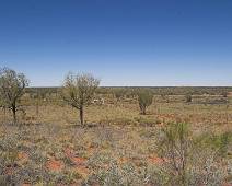 209_0903_E Vergeleken met Uluru/Ayers Rock is Kata Tjuta een oase van rust. Slechts enkele auto's op de parking.