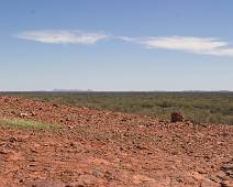 209_0927_E Uluru en Kata Tjuta zijn niet de enige rotsen in de woestijn. Deze exemplaren liggen wel al in West Australië, een honderdtal kilometer verder.
