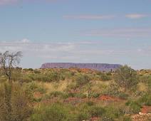 206_0633_E Mirage? Een vijftig kilometer voor Uluru ligt een eerste grote rots. Haastige toeristen denken dat ze er eindelijk zijn.