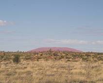 206_0639_E Eindelijk een eerste zicht op Uluru of Ayers Rock zoals een blanke veroveraar het noemde.