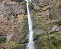 100_1447_F Multnomah Falls: Bovenste waterval, enkele jaren geleden is de rotsblok naar beneden gedonderd tijdens een trouwpartei. Iedereeen was drijfnat.