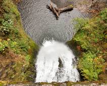 100_1448_F Multnomah Falls: de lagere waterval van bovenaf