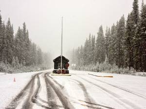 sneeuw Verrassing op de tweede ochtend: regen, smeltende sneeuw en dan sneeuw. Tussen wegglijdende campers en auto's met...