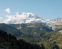100_0607_F Eindelijk bijna bevrijd van alle wolken, maar niet voor lang. Mount Rainier met de Nisqually en Paradise gletsjers.