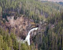 100_0437_F Upper Yellowstone Falls, verborgen tussen de naaldbossen