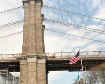 100_2065_F Hoe kan je Brooklyn brug gemakkelijk herkennen: de pylonen zijn gemaakt uit steen in tegenstellng tot de Manhattan brug die uit ijzer zijn.