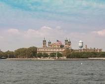 100_1982_F Ellis Island, de toegang voor miljoenen Europeanen tot de Amerikaanse droom