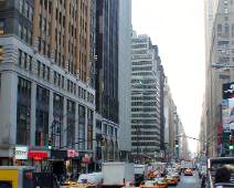 101_1058_V 7th Avenue met bestelwagens en gele taxis