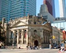 101_1255_V Toronto heeft nu een strikt beleid voor het conserveren van gebouwen. Zo kon dit bankgebouw overleven. Het is nu de Icehockey Hall of Fame