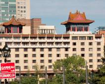 100_3351_F Je vindt ook veel Chinese inwijkelingen in Canada, tot op de daken van een hotel. (En waarom verpest die politicus de foto?)
