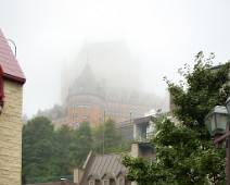 101_1405_L Enkele uren later en het Chateau lijkt wel opgeslokt door de mist. Een echt-grote orkaan laat zich tot hier voelen!