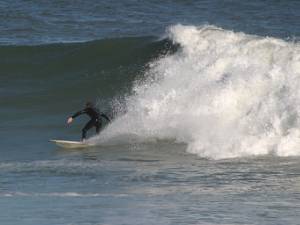 Surf Bij hoog tij, kan je aan de voeten van de kliffen lekker op de golven glijden.