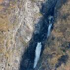 F00_5309 Cascadewaterval enkel te bezichtigen tijdens de lente