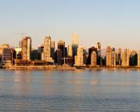 F00_4784-95 De ochtendstond heeft een gouden Vancouver Skyline in de mond