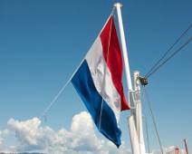 F00_4957 Onder trotse Nederlands vlag ... Zolang ze niet in Amerikaanse havens liggen.