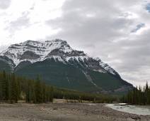 E01_5176-82 Panorama Berg zonder naam aan Athabasca Falls