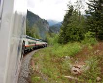 F00_6632 Tussen de bergen - op de trein na niets te zien van menselijke activiteit