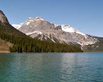 E01_5486 Emerald Lake en Mount Carvaron - een typisch meer in Jasper/Banff/Yoho