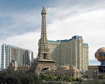 F01_1475 En zo ziet Casino de Paris er uit overdag.