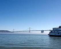 F01_0430 Het hoeft niet altijd de Golden Gate te zijn. De Bay Bridge. Een beetje door elkaar geschud door de laatste aardbeving. En een beetje uiteen aan het vallen dus.