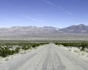F01_1369-80 Onze GPS zorgt af en toe voor verrassingen. Langs hier komen weinig toeristen Death Valley binnen.