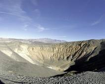 S00_0604-12 Panorama Ubehebe Crater met schaduwzelfportret