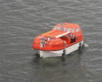 F01_2263 Hoe test je of een reddingsboot blijft drijven? Met een evacuatieoefening natuurlijk
