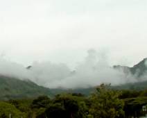 S00_2011 De vraag voor de rest van de rit: Wie is het eerst op de top van de vulkaan? Wij of de regenwolken?
