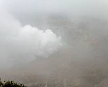 S00_2067 Rookpluim verborgen in regenwolk - de krater van de Poas vulkaan