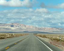 S00_5801 US 6 - America's Longest Road. Californië ligt achter de horizon.