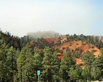S00_5235 Red Canyon - de mist blijft hardnekkig hangen op de toppen, geen vergezichten vandaag