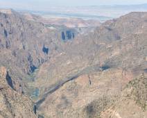 F01_3770-71 Uitzicht over de lagere canyon. De Colorado stroomt in de verte. De Grand Canyon wacht.
