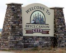 S00_4337 Welkom in Bryce Canyon 
 City !?! Ach die commercie. Nu zetten die ook al borden alsof ze een echt park zijn