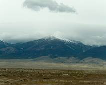 S00_5719 US6 - De volgende ochtend ziet de Wheeler Peak er heel wit uit. Raken we wel tot boven?