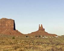 F01_4446-51 Monument Valley - Panorama van de "achterkant" met een Navajo kamp aan z'n voeten
