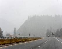 F01_3689 Op de I-70, de hoogste snelweg van de VS. En met de eerste sneeuw van het seizoen.